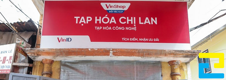 In bảng hiệu cửa hàng tạp hóa Chị Lan