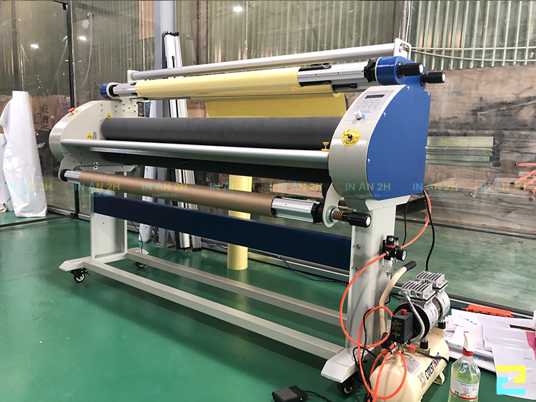 Máy cán màng cho decal cuộn dán máy tại xưởng In Ấn Quảng Cáo 2H