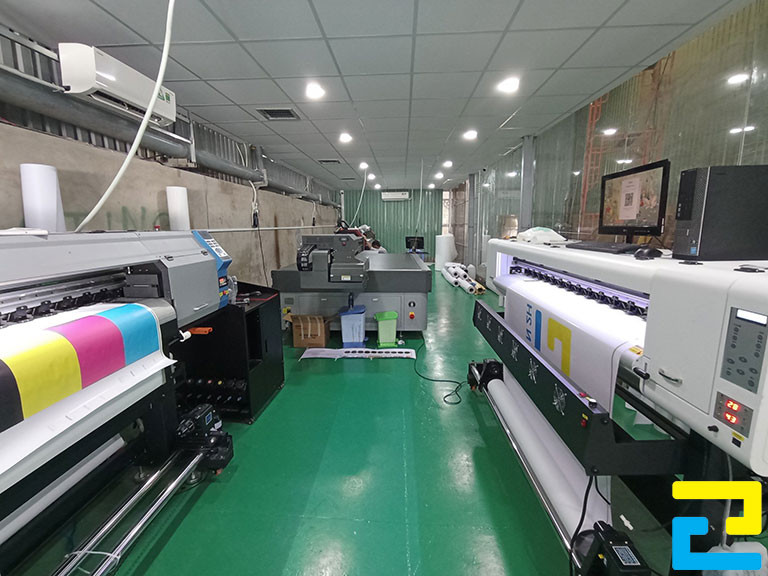 Xưởng in của Công Ty In Ấn Quảng Cáo 2H sở hữu máy in UV và máy in kỹ thuật số khổ lớn