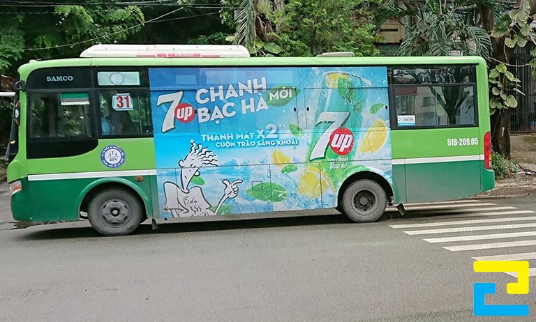 Decal nhựa được dán trên xe bus để quảng cáo cho sản phẩm 