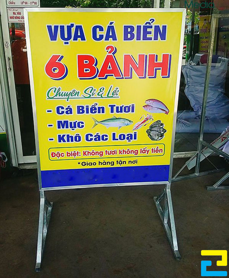 In biển hiệu quảng cáo đứng cho cửa hàng chuyên bán hải sản