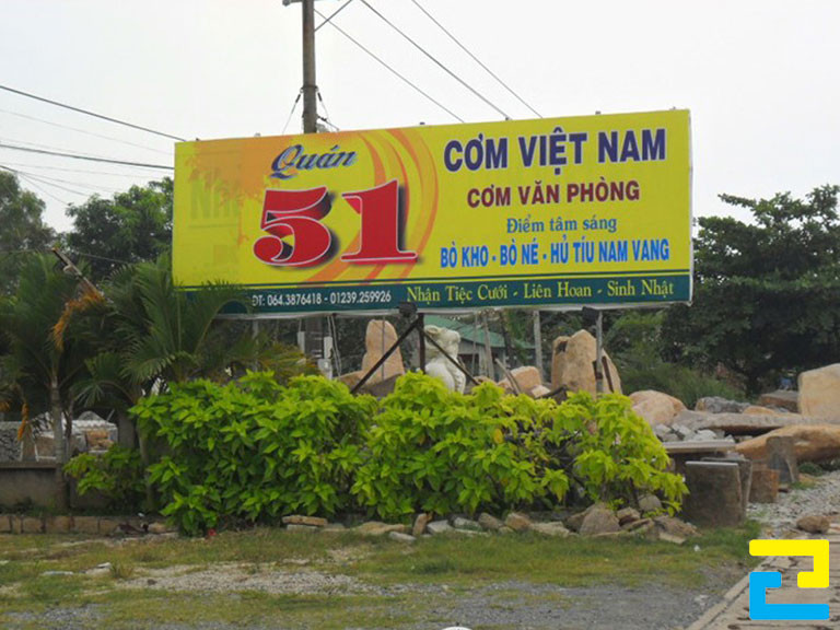 In bảng hiệu quán cơm Việt Nam