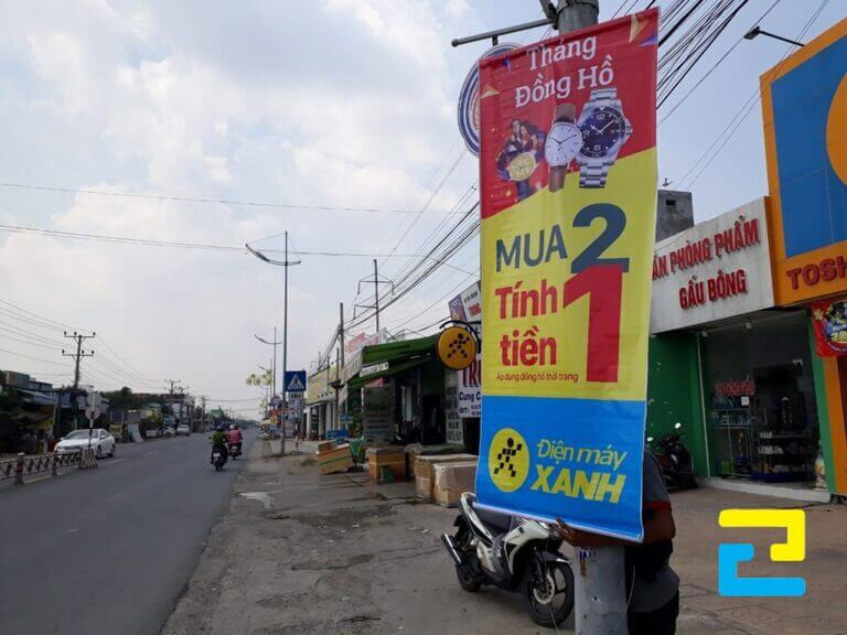 In băng rôn quảng cáo mua 2 tính tiền 1 cho cửa hàng Điện Máy Xanh