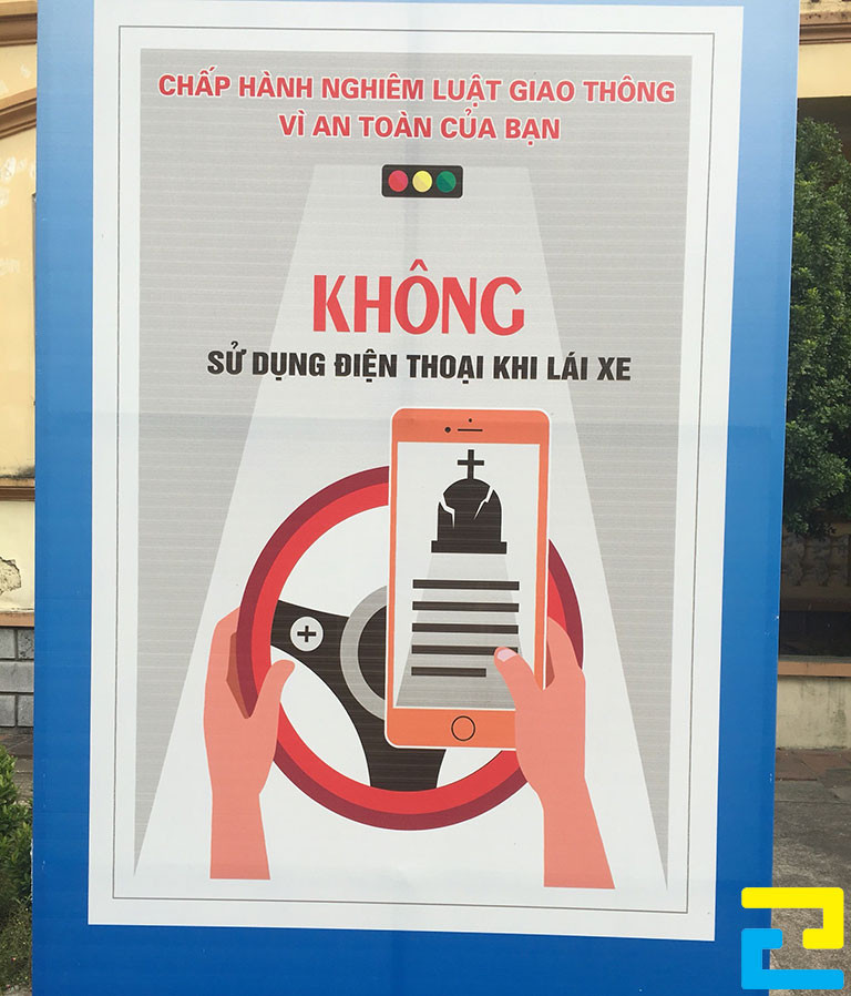 Poster tuyên truyền không sử dụng điện thoại khi lái xe