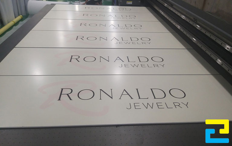 In bảng hiệu Shop trang sức Ronaldo Jewelry tại phường 7, Phú Nhuận