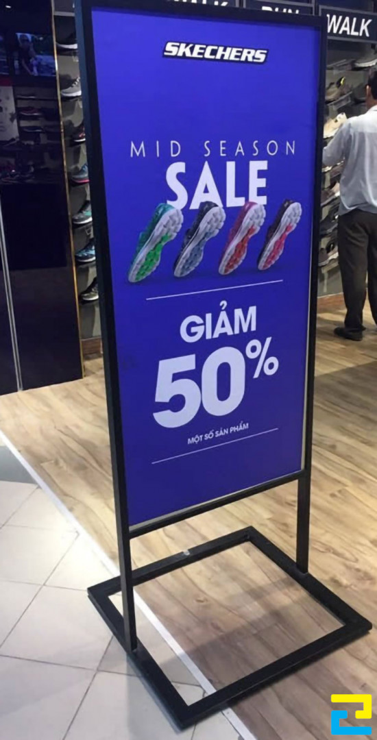 In standee giảm giá 50% cho shop bán giày tại trung tâm thương mại ở phường 6, quận 3