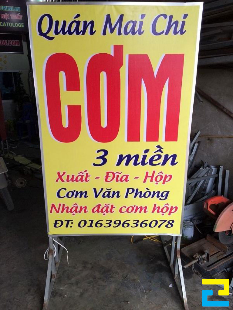 In biển hiệu quảng cáo đứng cho quán cơm Mai Chi tại phường Tây Thạnh, Tân Phú