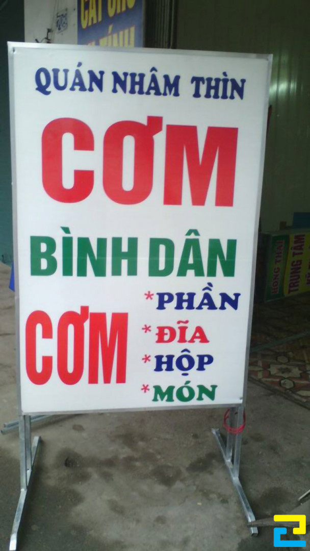 In bảng hiệu dọc quán cơm Nhâm Thìn tại phường Tân Sơn Nhì, Tân Phú
