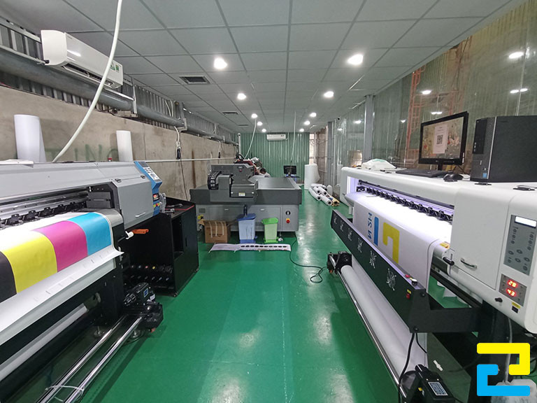 Xưởng in của Công Ty In Ấn Quảng Cáo 2H được trang bị đầy đủ máy in UV và máy in kỹ thuật số hiện đại