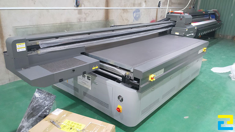 Máy in UV phẳng - Loại máy in được Công Ty In Ấn Quảng Cáo 2H sử dụng để sản xuất biển hiệu công ty cho quý khách