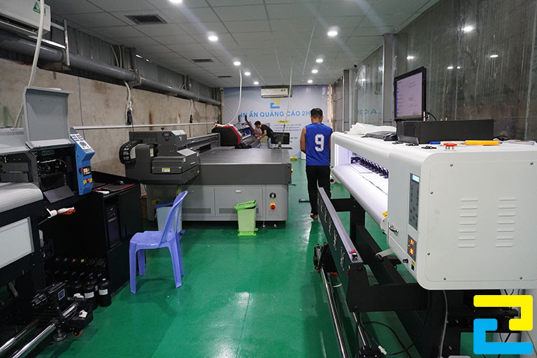 Bên trong xưởng in của Công Ty In Ấn Quảng Cáo 2H được trang bị đầy đủ các loại máy in phông nền backdrop 8/3 hiện đại