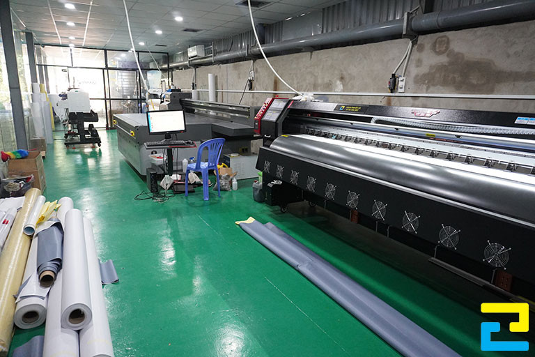 Bên trong xưởng in của Công Ty In Ấn Quảng Cáo 2H tại Thuận An, Bình Dương