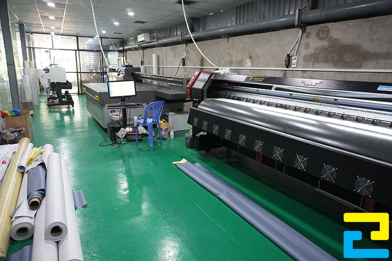 Bên trong xưởng in của Công Ty In Ấn Quảng Cáo 2H được trang bị đầy đủ các loại máy sản xuất standee tuyển sinh hiện đại