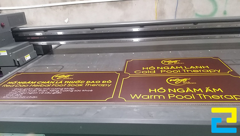 In Ấn Quảng Cáo 2H hỗ trợ in ấn biển hiệu công ty mẫu thử, đồng thời hỗ trợ giao biển hiệu đến tận địa điểm mà quý khách yêu cầu