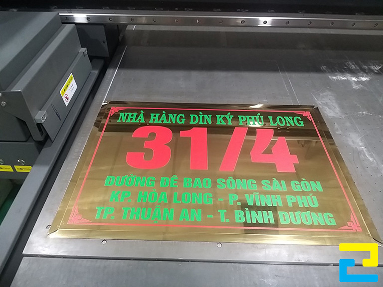 Mẫu 10: Bảng hiệu nhà hàng Dìn Ký Phú Long được in trên chất liệu nhôm sáng bóng, in bằng máy in UV phẳng