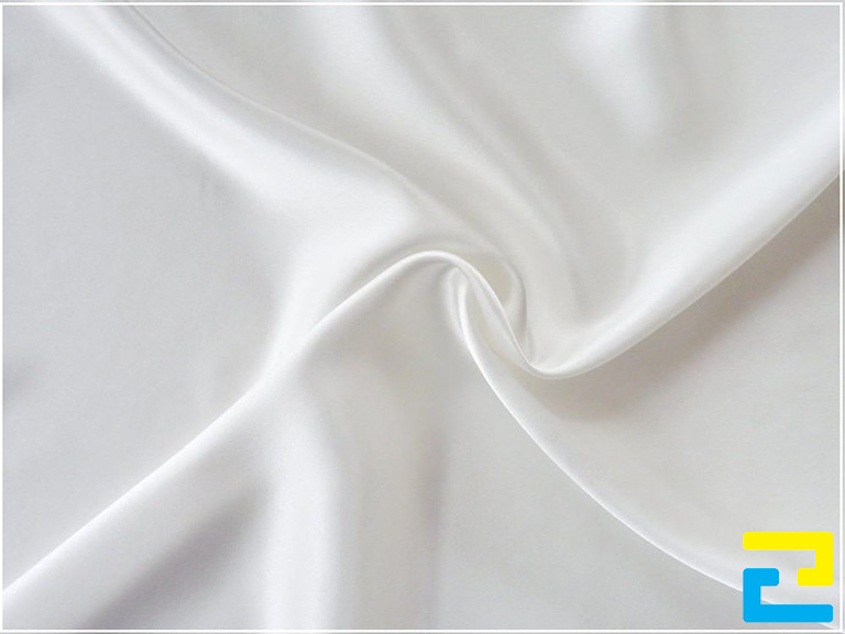 Vải silk có thể khô ráo rất nhanh chóng nếu bị thấm nước, băng rôn được sản xuất từ loại vải này sẽ có vẻ ngoài đẹp sang trọng và tinh tế