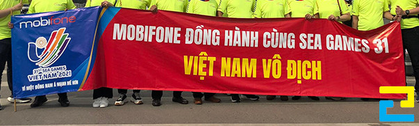 Mẫu 11: Băng rôn cổ vũ bóng đá Việt Nam được thiết kế với tông màu xanh dương - đỏ, kiểu chữ đơn giản có màu vàng - trắng nổi bật