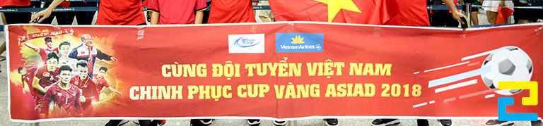 Mẫu 12: Băng rôn cổ vũ đội tuyển Việt Nam được thiết kế với hình ảnh trái bóng - huấn luyện viên - đội tuyển, bandroll có kiểu chữ đơn giản