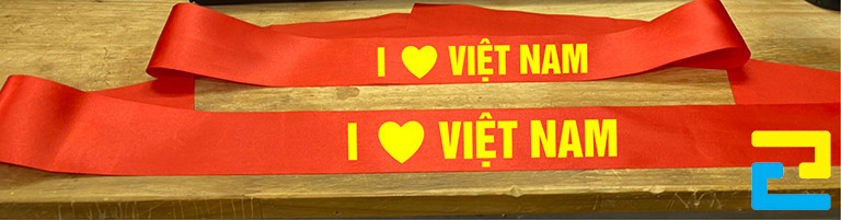 Mẫu 15: Băng rôn khổ nhỏ được thiết kế với thông điệp "I love Việt Nam", bandroll có kiểu chữ đơn giản được tô vàng, kết hợp với nền đỏ