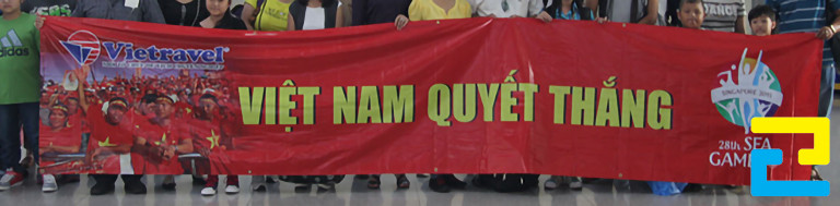 Mẫu 21: Băng rôn cổ vũ bóng đá hay có nền đỏ nổi bật, được thiết kế với hình ảnh người cổ vũ, có thông điệp "Việt Nam quyết thắng" 