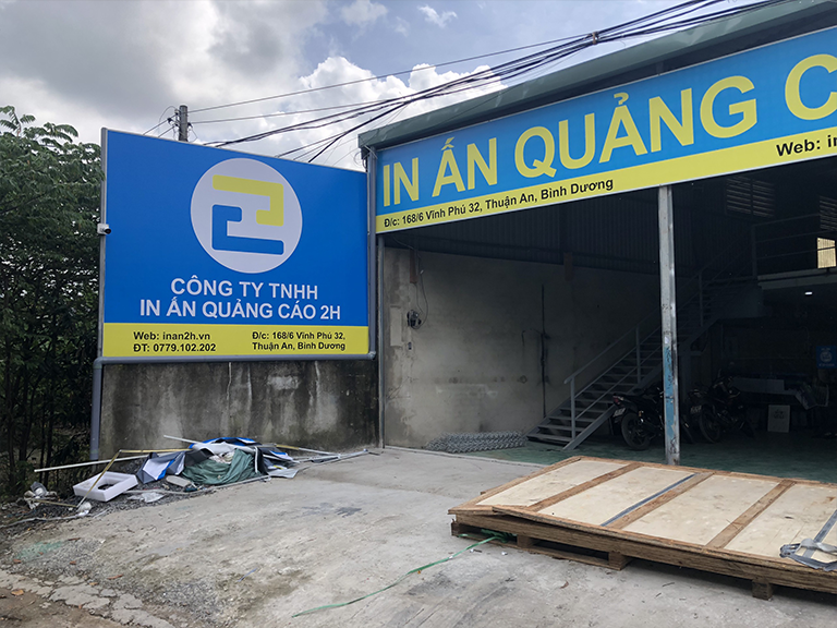 Công Ty In Ấn Quảng Cáo 2H chuyên sản xuất phông nền sự kiện khai giảng đẹp bằng máy in kỹ thuật số và máy in phủ UV hiện đại
