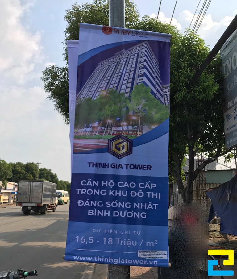 Sản phẩm in băng rôn bán nhà đất giúp cho người xem nắm bắt được những thông tin như: Giá bán nhà đất là bao nhiêu, địa điểm bán ở đâu,...