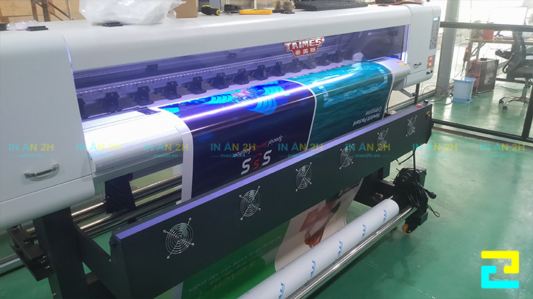 In Ấn Quảng Cáo 2H sở hữu loại máy in kỹ thuật số khổ lớn 3m2, đây là loại máy in có thể sản xuất bandroll du lịch với thời gian nhanh chóng
