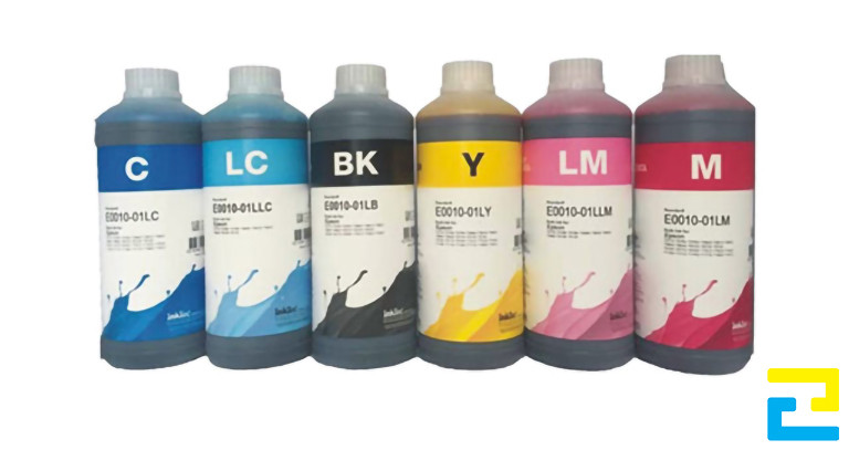 Mực nước rất phù hợp để in standee nhà hàng được đặt ở quầy lễ tân