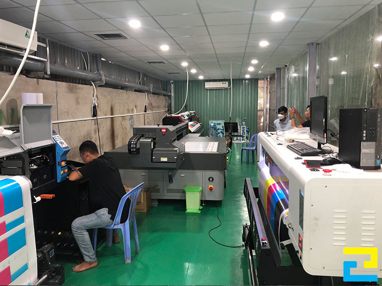 Bên trong xưởng In Ấn Quảng Cáo 2H được trang bị đầy đủ các loại máy in băng rôn mua bán nhà đất hiện đại