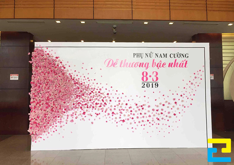 Mẫu 13: Phông nền ngày 8/3 có hình ảnh hoa được thiết kế với bố cục đẹp mắt, có kiểu chữ đơn giản - nghệ thuật, tông màu trắng chủ đạo