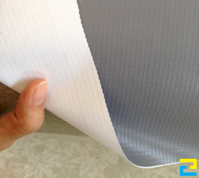 Bạt hiflex có gân sẽ phù hợp nếu quý khách có nhu cầu in backdrop 8/3 có giá thành rẻ hơn so với giấy PP trong nhà