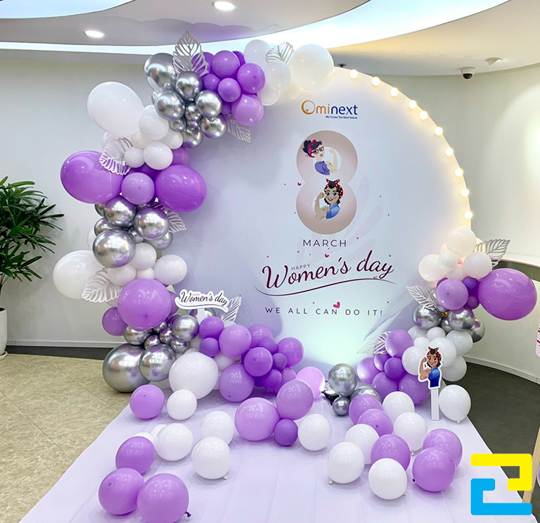 Cả hai công nghệ in kỹ thuật số và công nghệ in UV đều thích hợp để in backdrop 8/3 được đặt ở trong nhà