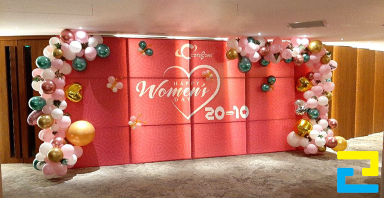 Mẫu 17: Mẫu backdrop 8/3 được thiết kế đơn giản với tông màu đỏ chủ đạo, có kiểu chữ đơn giản - nghệ thuật đẹp mắt