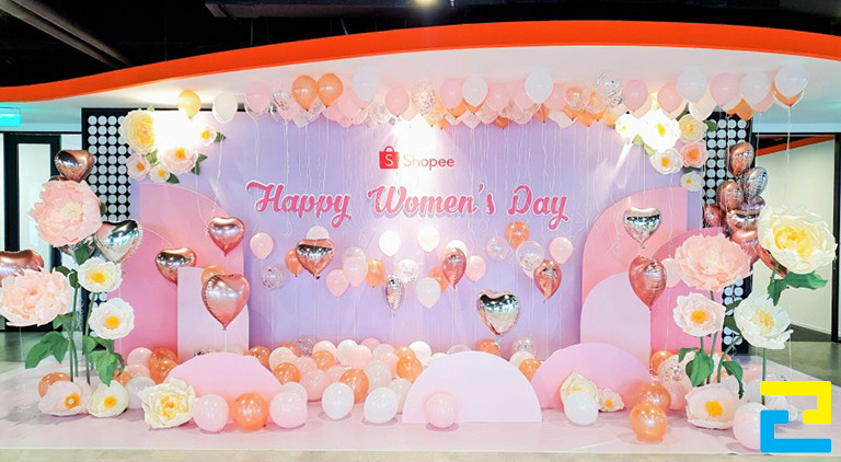 Mẫu 9: Phông nền 8-3 có tông màu tím nhạt, thông điệp chúc mừng ngày 8/3 được thiết kế với kiểu chữ nghệ thuật, kết hợp với bóng bay trang trí