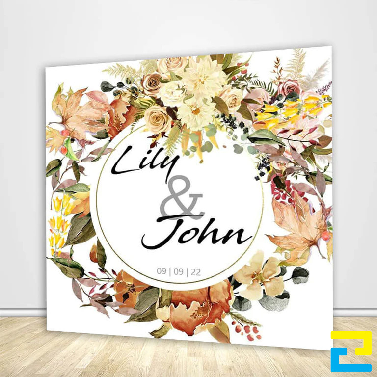 Mẫu 10: Backdrop đám cưới ngoài trời có viền hoa lá đẹp mắt, tên của cô dâu chú rể được thiết kế với kiểu chữ nghệ thuật