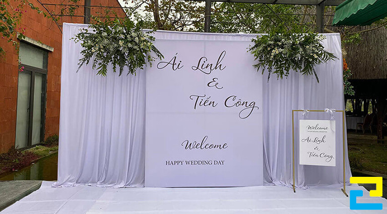 Những thông tin có trên backdrop, background đám cưới ngoài trời cần được thiết kế với bố cục hợp lý, đồng thời cần được tóm lược ngắn gọn