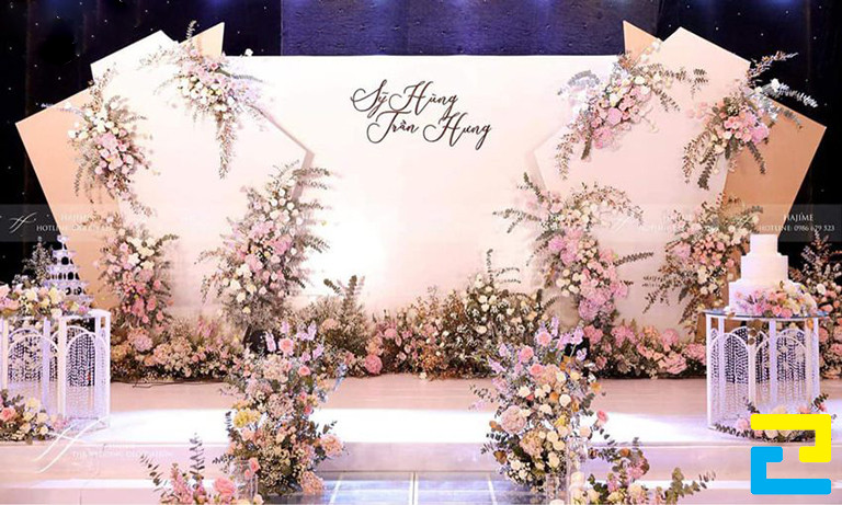 Thông thường những kiểu chữ nghệ thuật rất được ưa chuộng để thiết kế background lễ cưới như: VNI-18 Mandaley, VNI-20 University,...