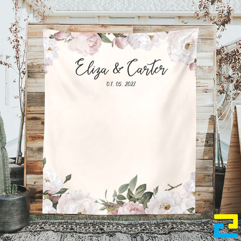 Mẫu 2: Backdrop lễ cưới khổ dọc được thiết kế với hình ảnh hoa hồng đẹp mắt, có tông màu trắng chủ đạo