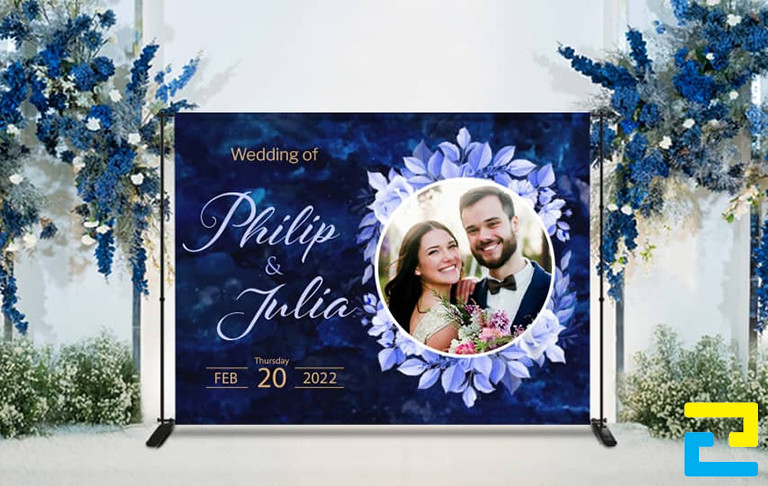 Mẫu 7: Background đám cưới ngoài trời có hình ảnh cô dâu - chú rể, kết hợp với kiểu chữ đơn giản - nghệ thuật, có tông màu xanh dương đậm