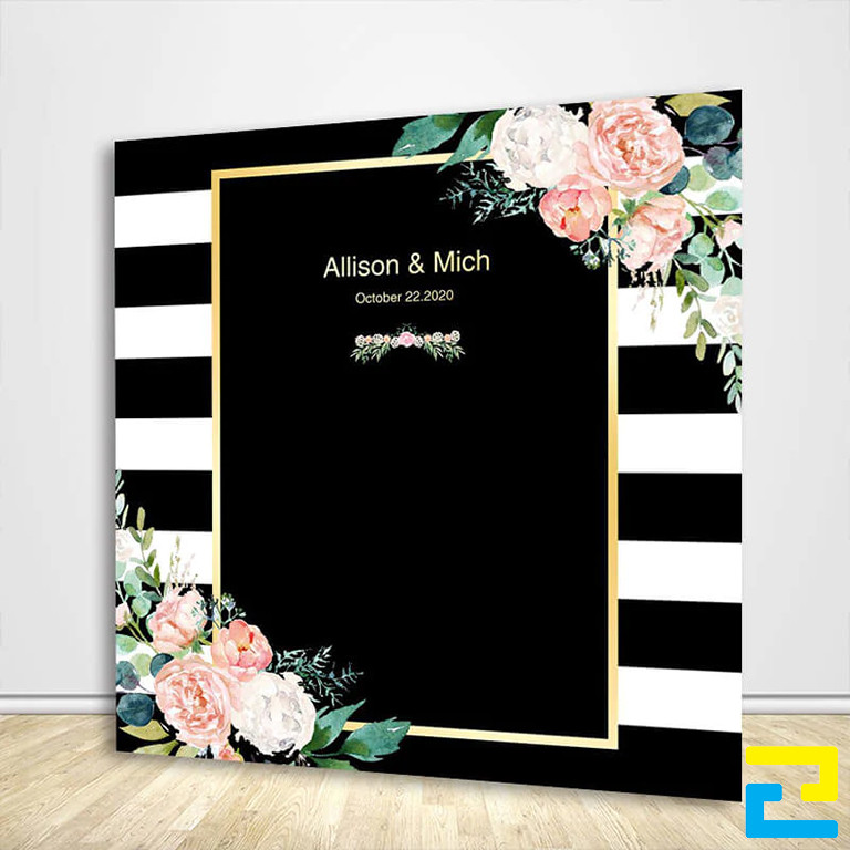 Mẫu 9: Background cho đám cưới được thiết kế với tông màu đen huyền bí, sang trọng, có viền hoa hồng đẹp mắt, kiểu chữ đơn giản