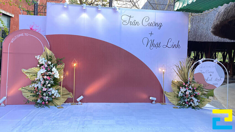 Sau khi quý khách cung cấp đến chúng tôi những thông tin đặt in backdrop đám cưới ngoài trời, nhân viên sẽ gửi đến quý khách bảng giá in