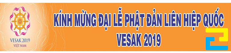 Mẫu 4: Băng rôn được thiết kế tối giản, có tông màu cam chủ đạo, bandroll có kiểu chữ đơn giản, hình ảnh logo được thiết kế ở vị trí hợp lý