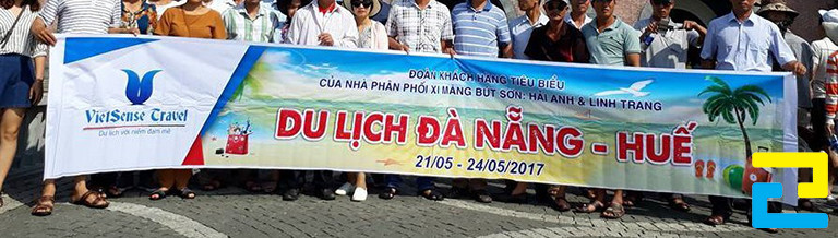 Vì sản phẩm in mẫu bandroll du lịch được treo ở ngoài trời, chính vì vậy quý khách nên ưu tiên lựa chọn những kích thước bandroll lớn