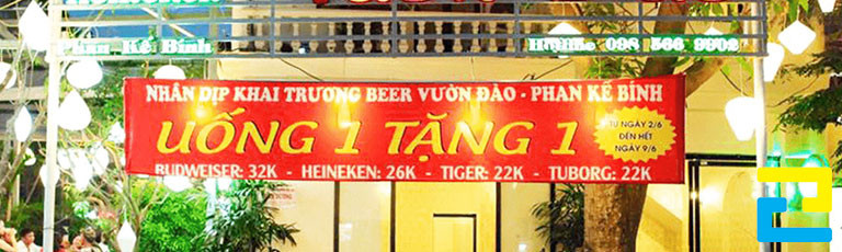 Mẫu 1: Băng rôn được thiết kế với tông màu đỏ chủ đạo, thông điệp quảng cáo được thiết kế nổi bật, ấn phẩm có kiểu chữ đơn giản