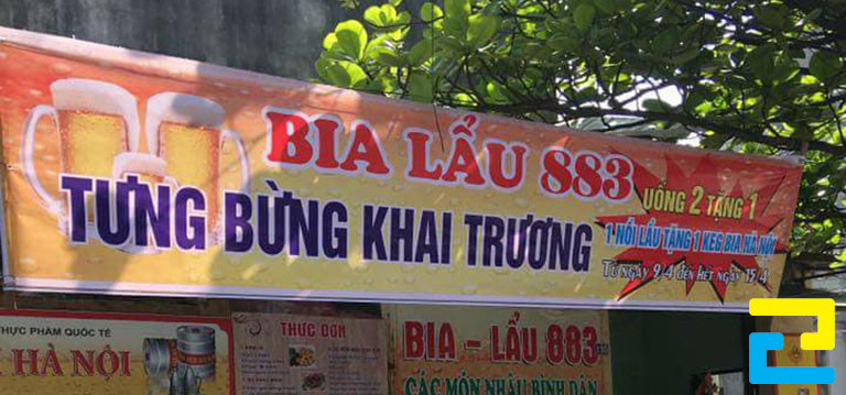 Cả hai công nghệ in UV và công nghệ kỹ thuật số đều thích hợp để sản xuất bandroll khai trương quán bia được treo ở mặt tiền quán