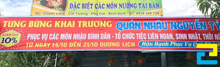 Mẫu 16: Mẫu băng rôn tưng bừng khai trương quán nhậu được thiết kế với tông màu đỏ chủ đạo, có kiểu chữ đơn giản