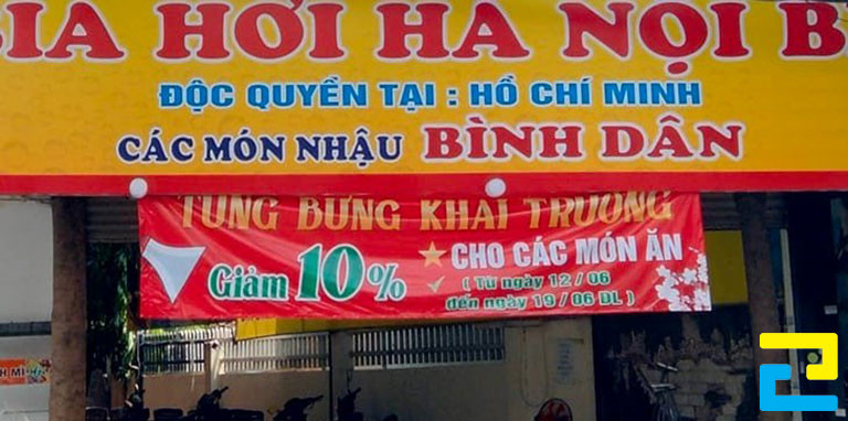 Mẫu 4: Băng rôn có kiểu chữ đơn giản, mức giảm giá, thông điệp khai trương được thiết kế nổi bật, ấn phẩm có tông màu đỏ nổi bật