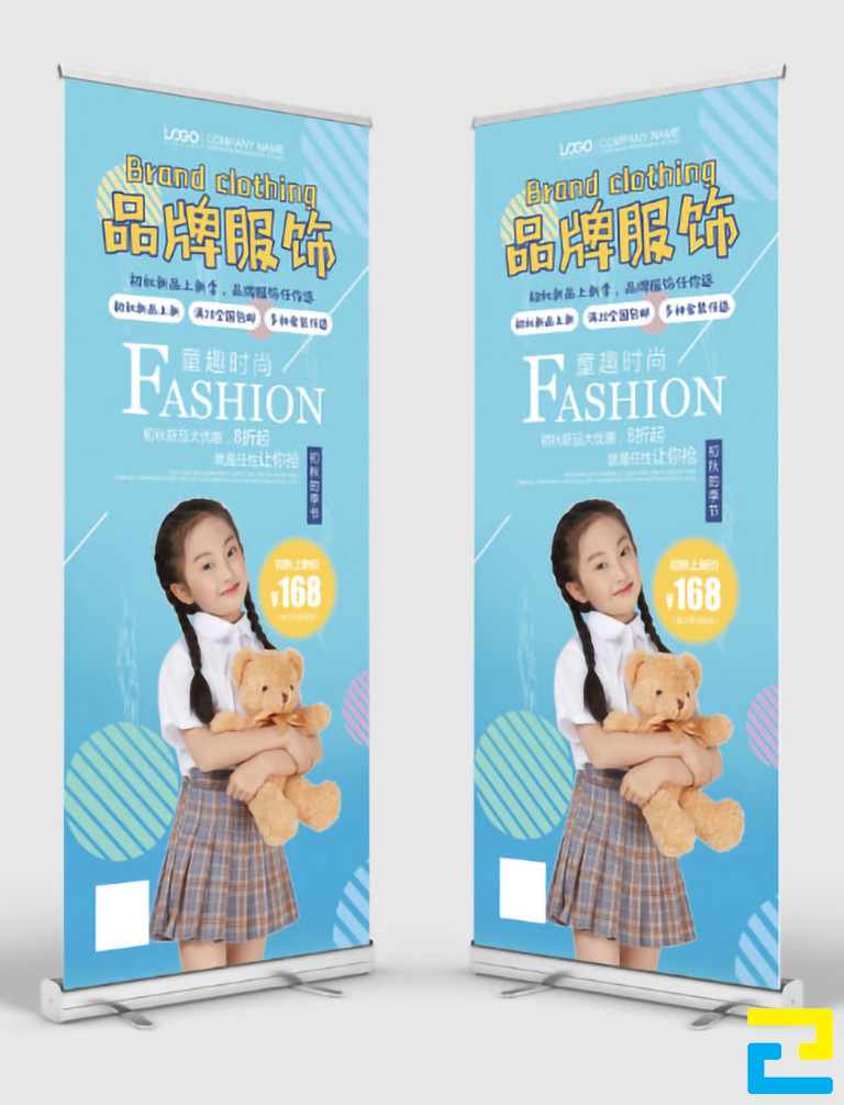 Mẫu 14: Standee được thiết kế với kiểu chữ đơn giản, có tông màu xanh dương đẹp mắt, hình ảnh người mẫu thời trang được thiết kế đẹp mắt