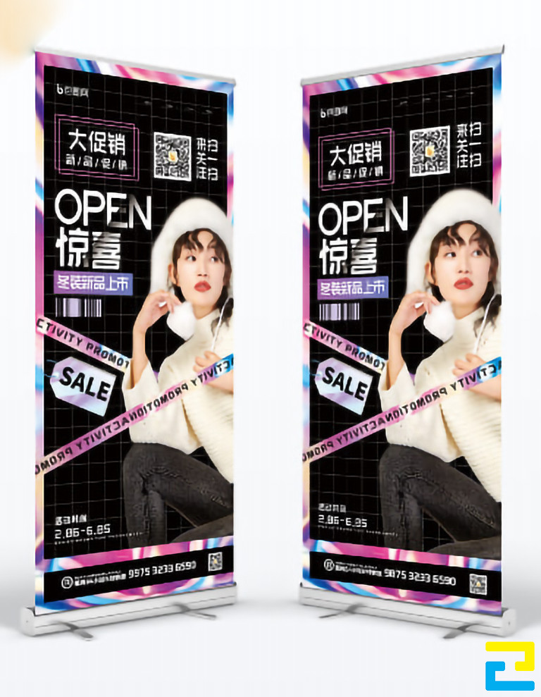 Mẫu 7: Standee được thiết kế với hình ảnh người mẫu quảng cáo thời trang, có tông màu đen huyền bí, kết hợp với kiểu chữ đơn giản