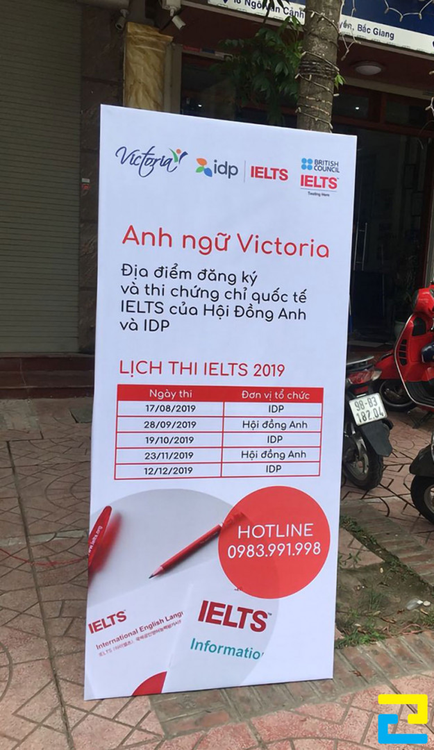 Sản phẩm standee trung tâm tiếng Anh giúp cung cấp đến người xem những thông tin như: Thời gian tuyển sinh, địa chỉ của trung tâm,...